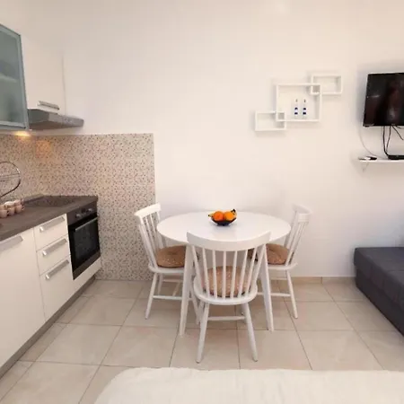 Apartman Remarkable 2-bed In Okrug Gornji