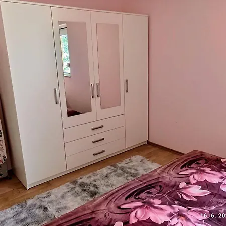 Remarkable 2-bed In Okrug Gornji
