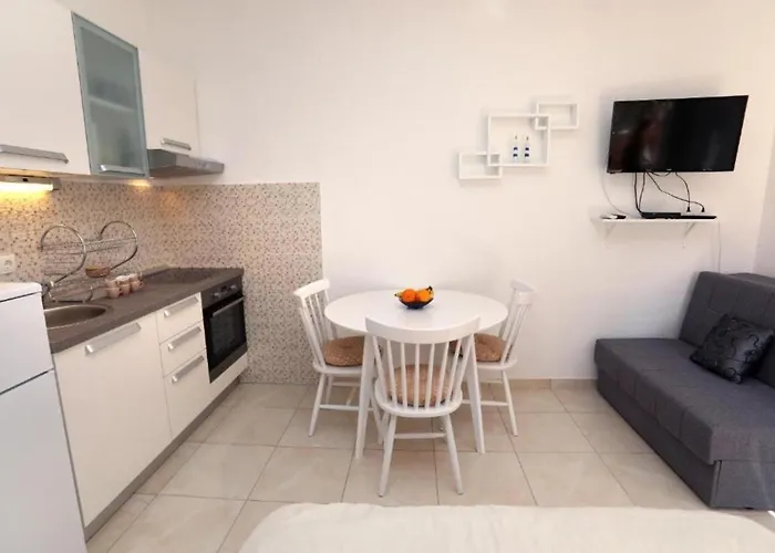 Apartman Remarkable 2-bed In Okrug Gornji