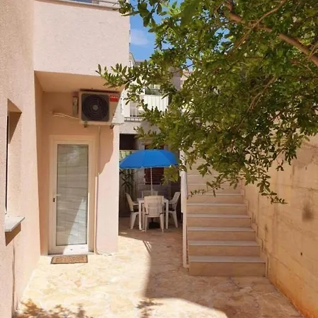 Apartment Remarkable 2-bed In Okrug Gornji