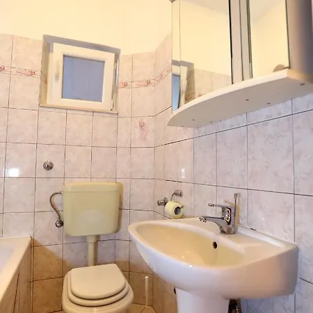 Apartment Remarkable 2-bed In Okrug Gornji