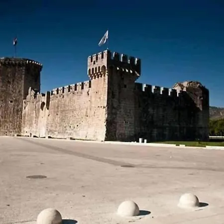 Remarkable 2-bed In Okrug Gornji Appartement *