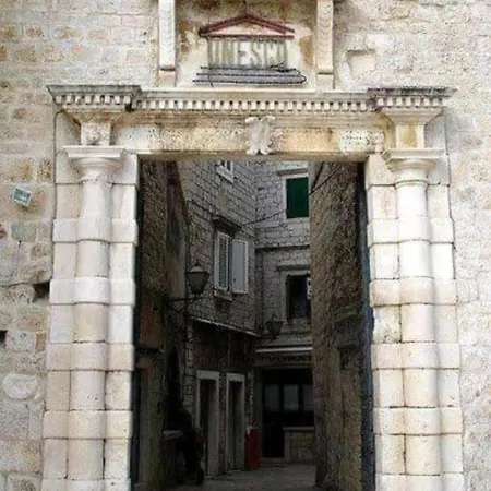 Appartement Remarkable 2-bed In Okrug Gornji *