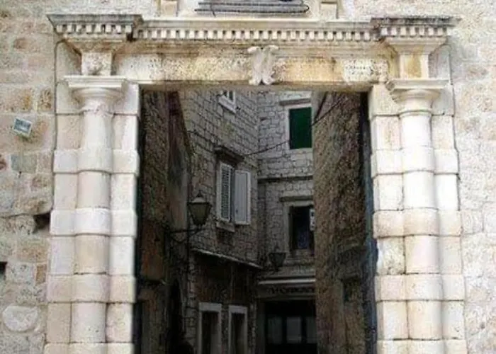 Appartement Remarkable 2-bed In Okrug Gornji *